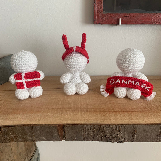 Hæklet dansk roligan-figur i hvid med rød-hvid Dannebrog-trøje set forfra