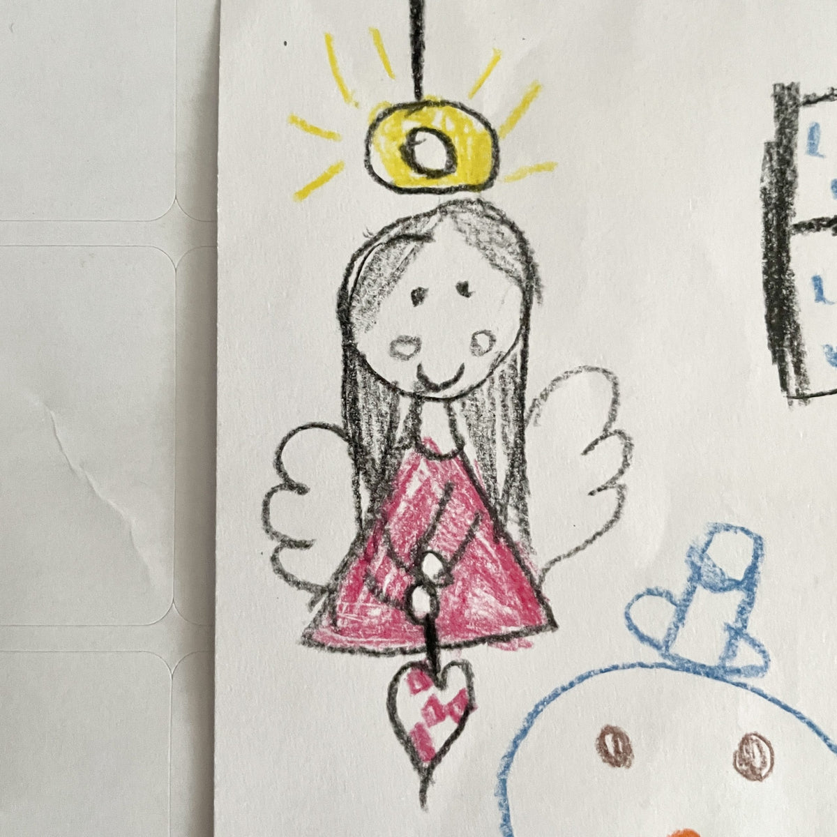 Barnetegning af designet til Kayas Engel med gul halo og lyserød kjole